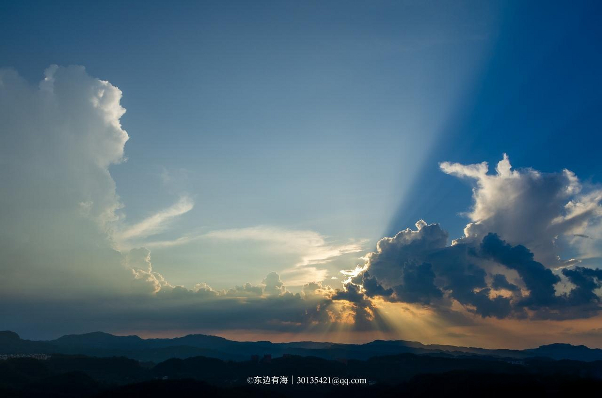 日落时分,天空出现的丁达尔光(耶稣光).日出日落奇迹时间