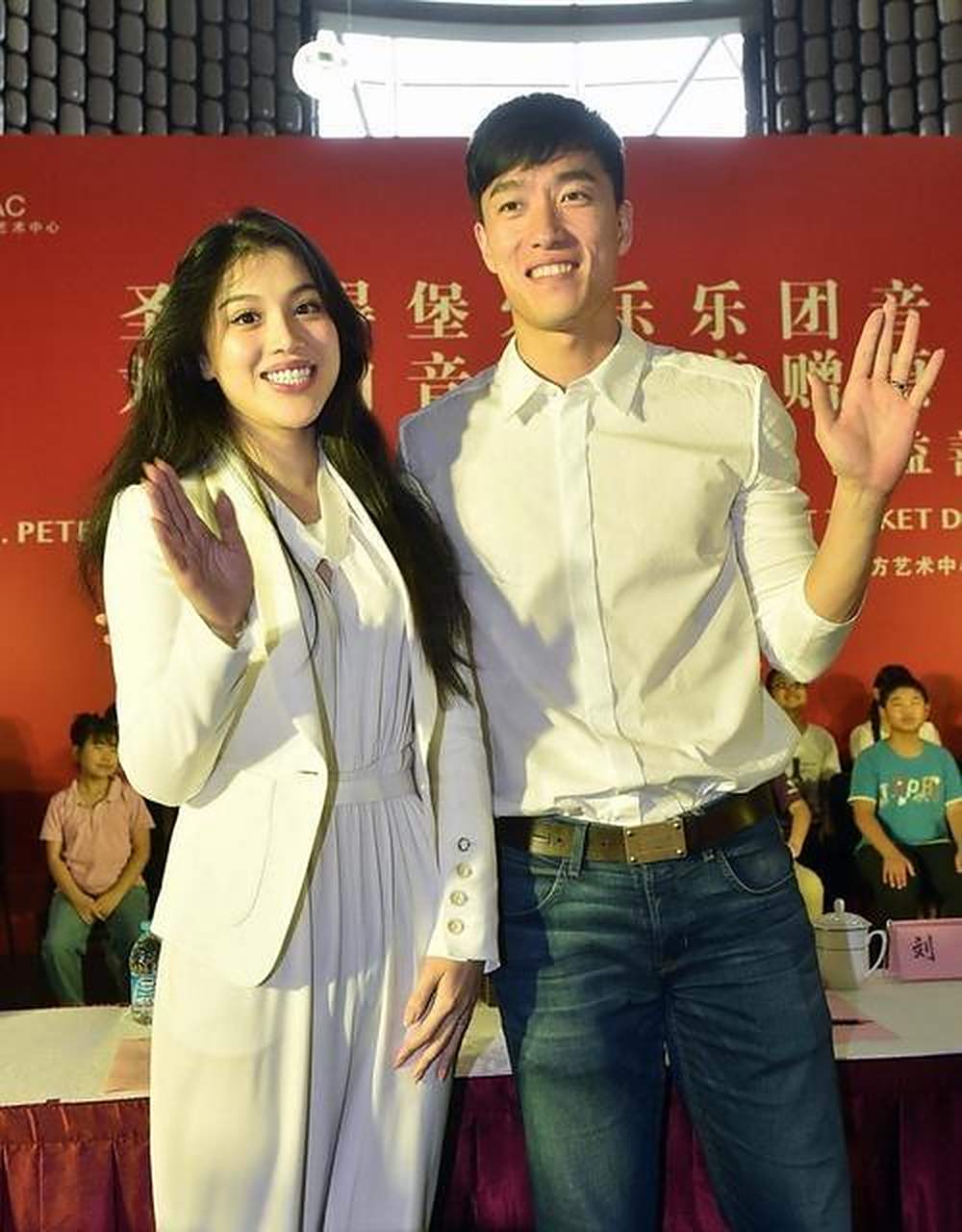 吴莎,一个很可爱的女孩,仅比刘翔小3岁,比葛天还大4岁,但,却并不是第