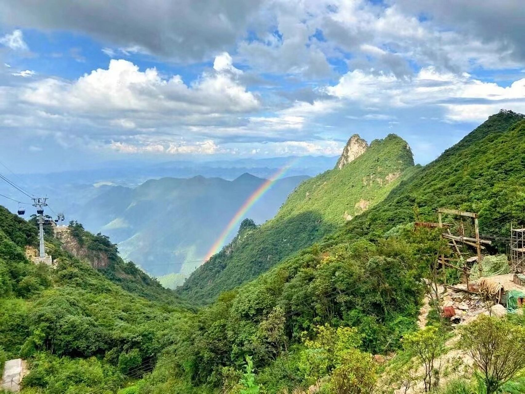 广东湖南交界处不用爬的山,郴州莽山五指峰 莽山五指峰位于南岭山脉