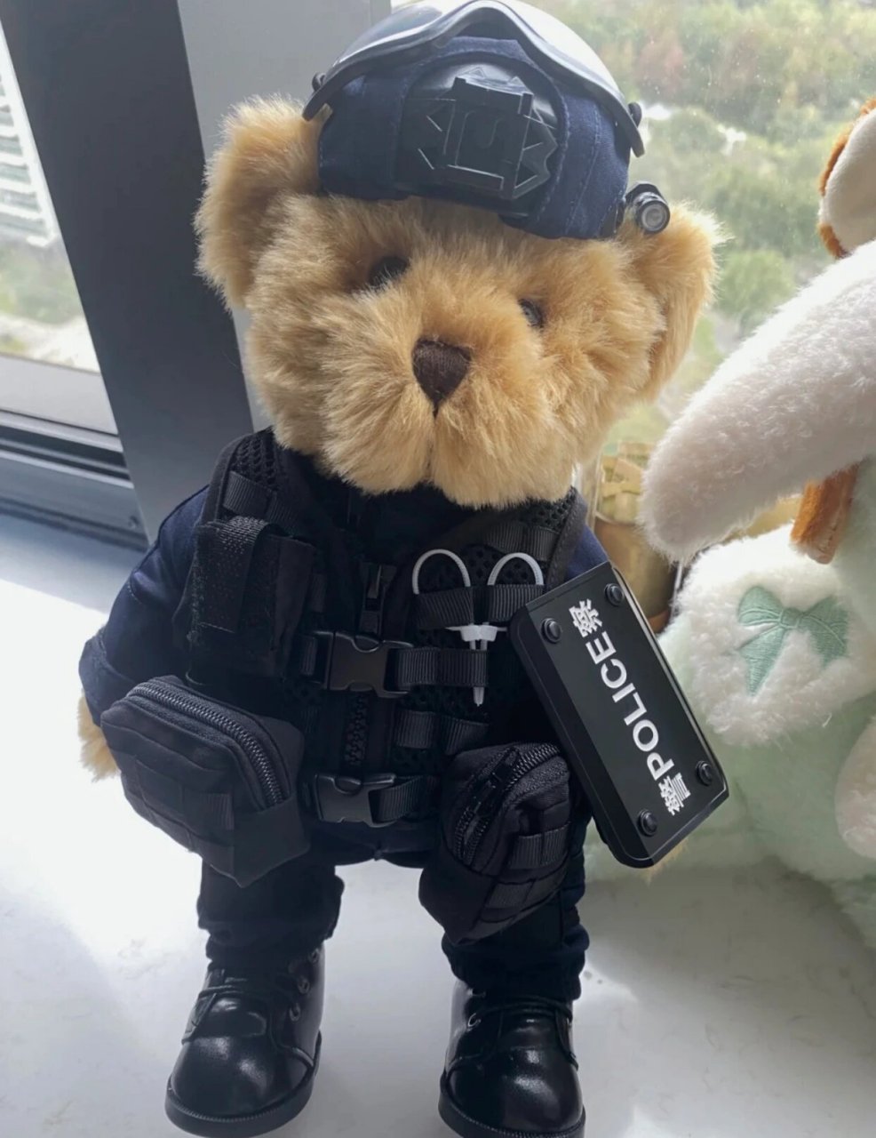 警察小熊速龙小队 朋友明天后天去香港看演唱会,顺便叫他去警察总部带