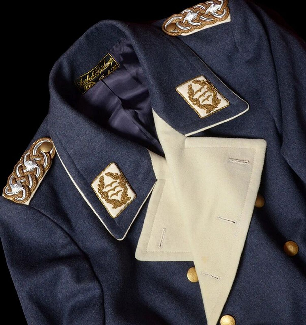 军事收藏:德国空军将官大衣 这是一件1944年制作的德国空军将官大衣