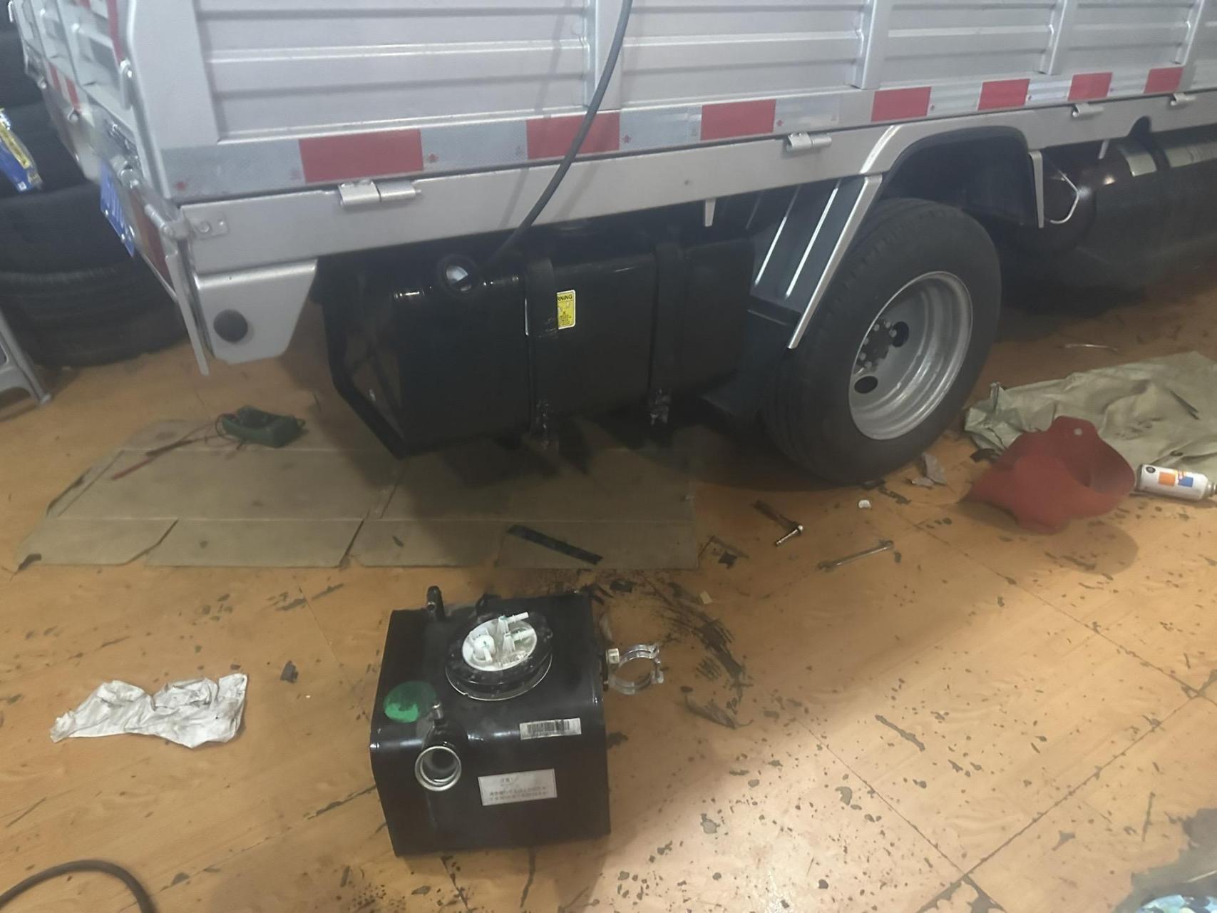 五菱荣光星卡 原装10升油箱改装50升大油箱安装完成