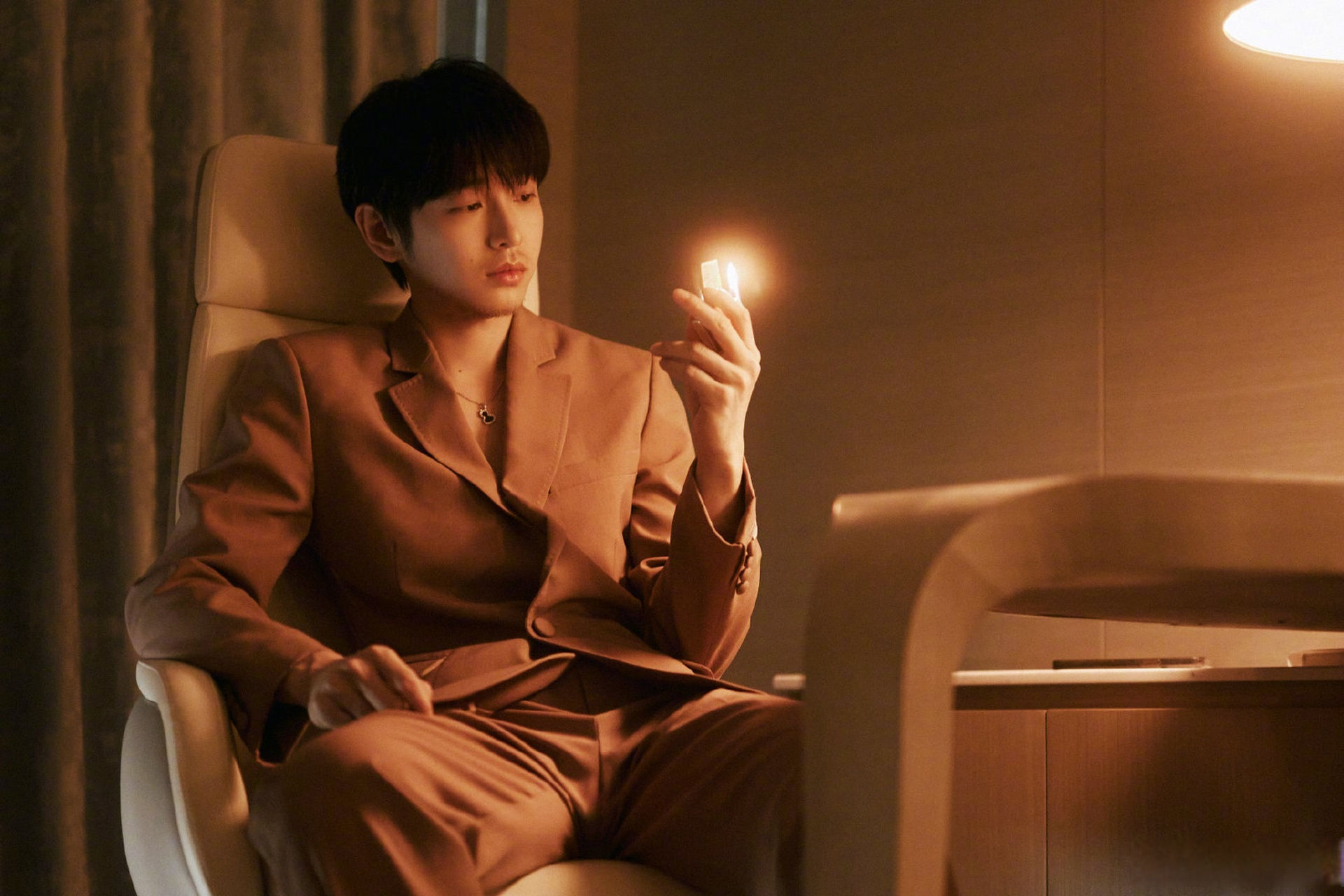 彭昱畅浅驼色西装造型#光影演绎人生路,彭昱畅华表奖红毯造型,浅驼色