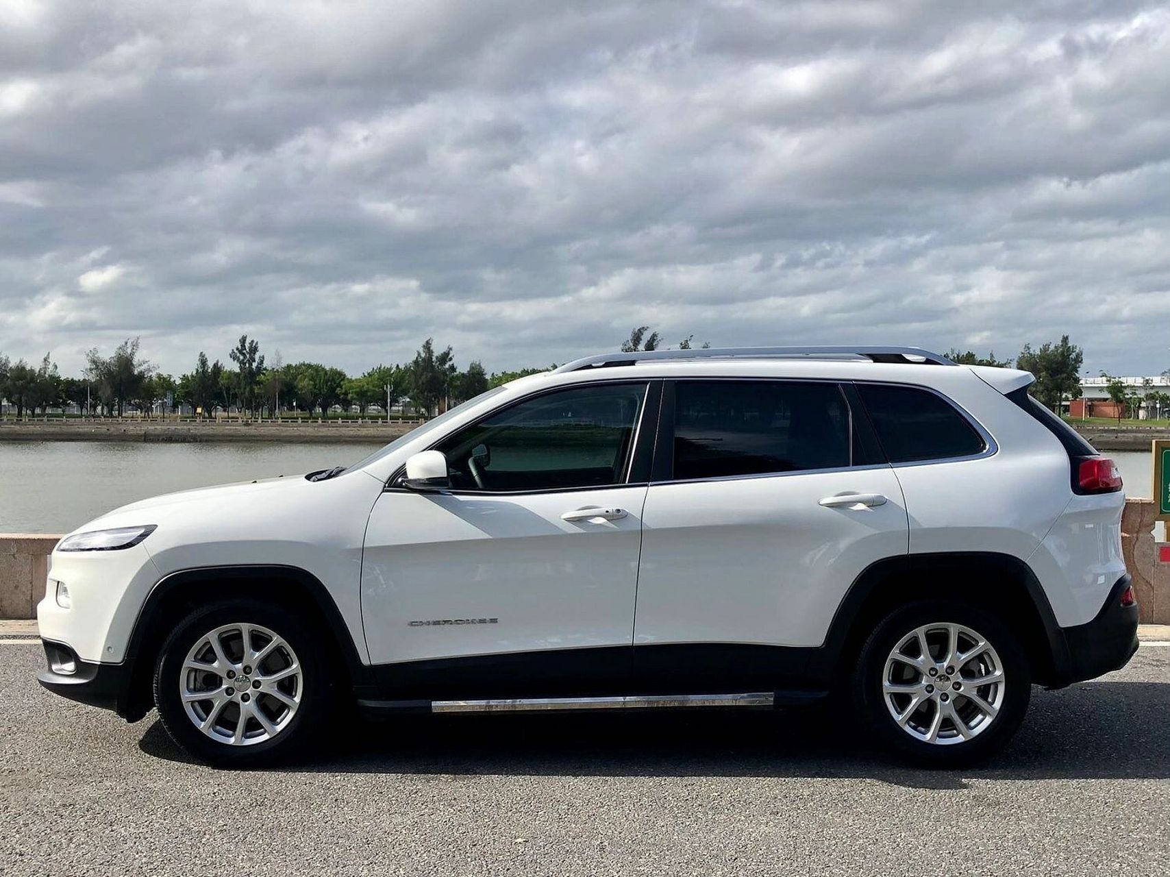 性价比超高的吉普jeep自由光 高性价比suv,17年本地一手吉普jeep自由
