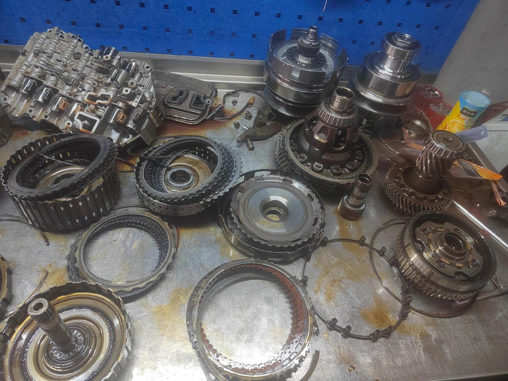 此车搭载爱信09g(6at)自动变速箱,由于散热器损坏导致变速箱内部进水