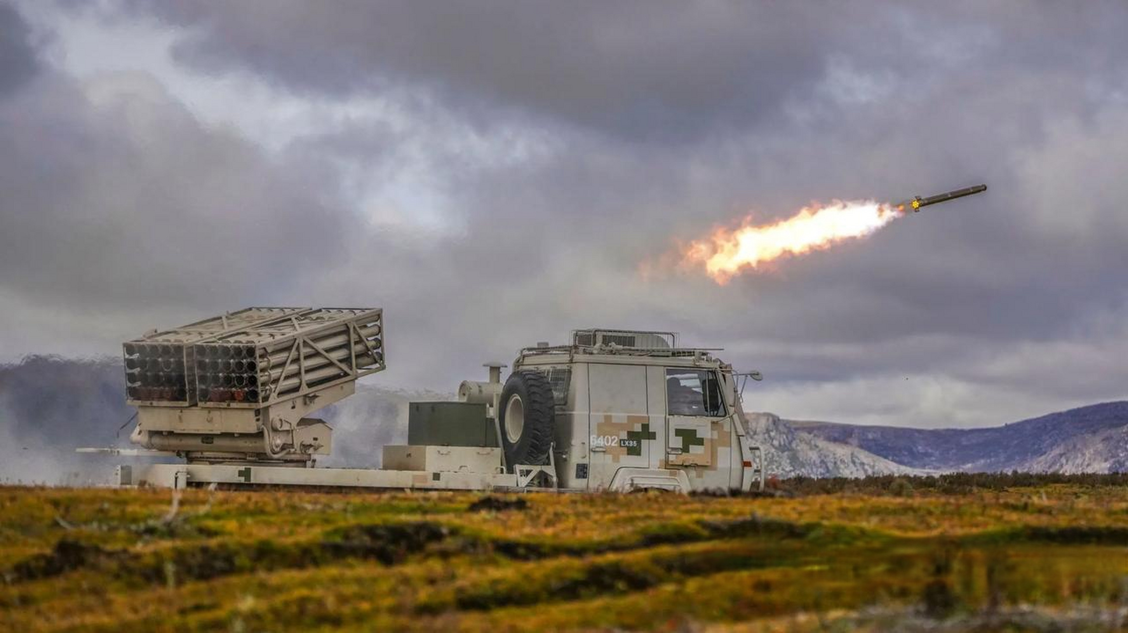 某集团军某旅轮式火箭炮射击训练  (中国军网 供图)