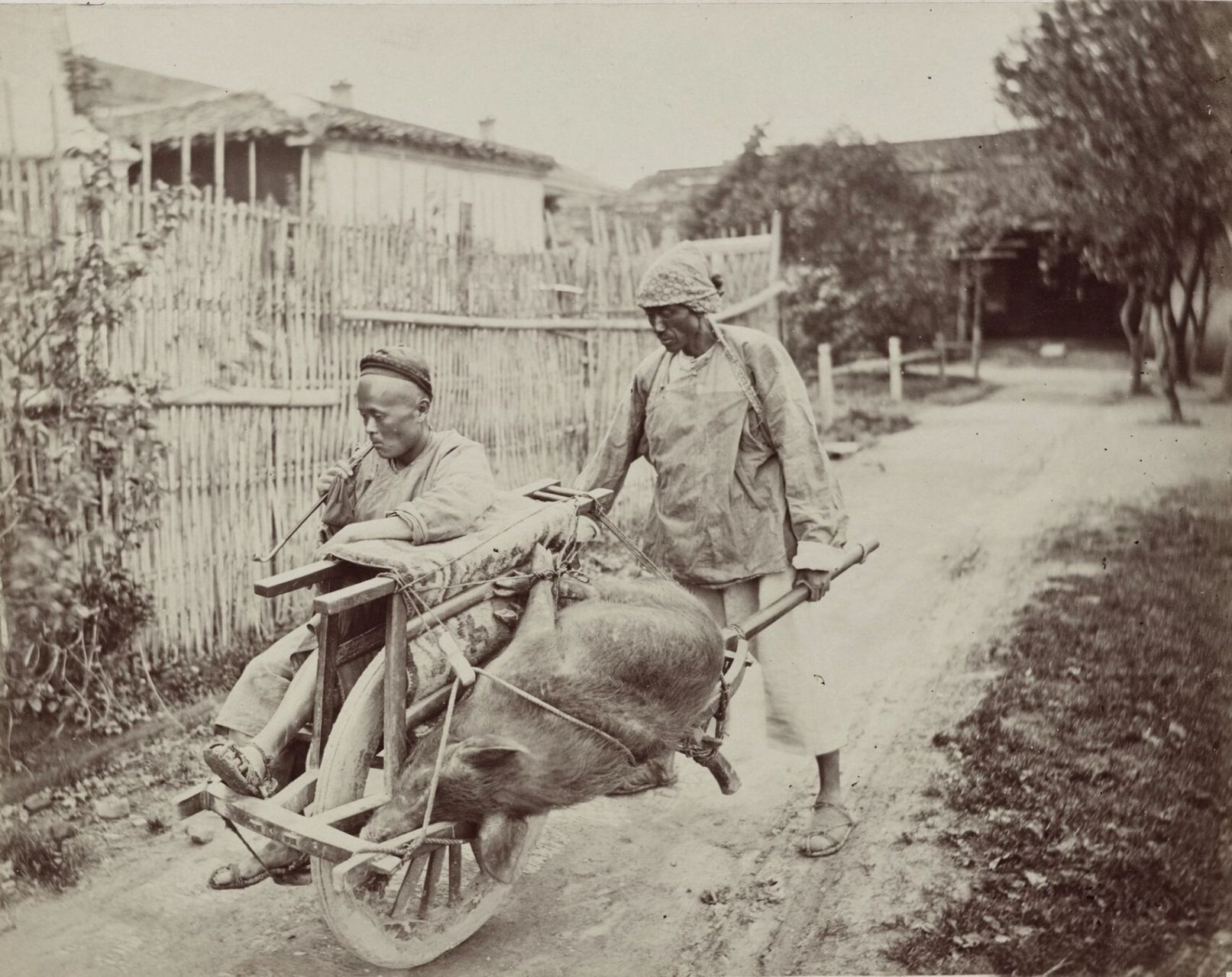 清朝民初的人力"独轮车" 独轮车俗称"手推车",早在西汉画像砖上就有推