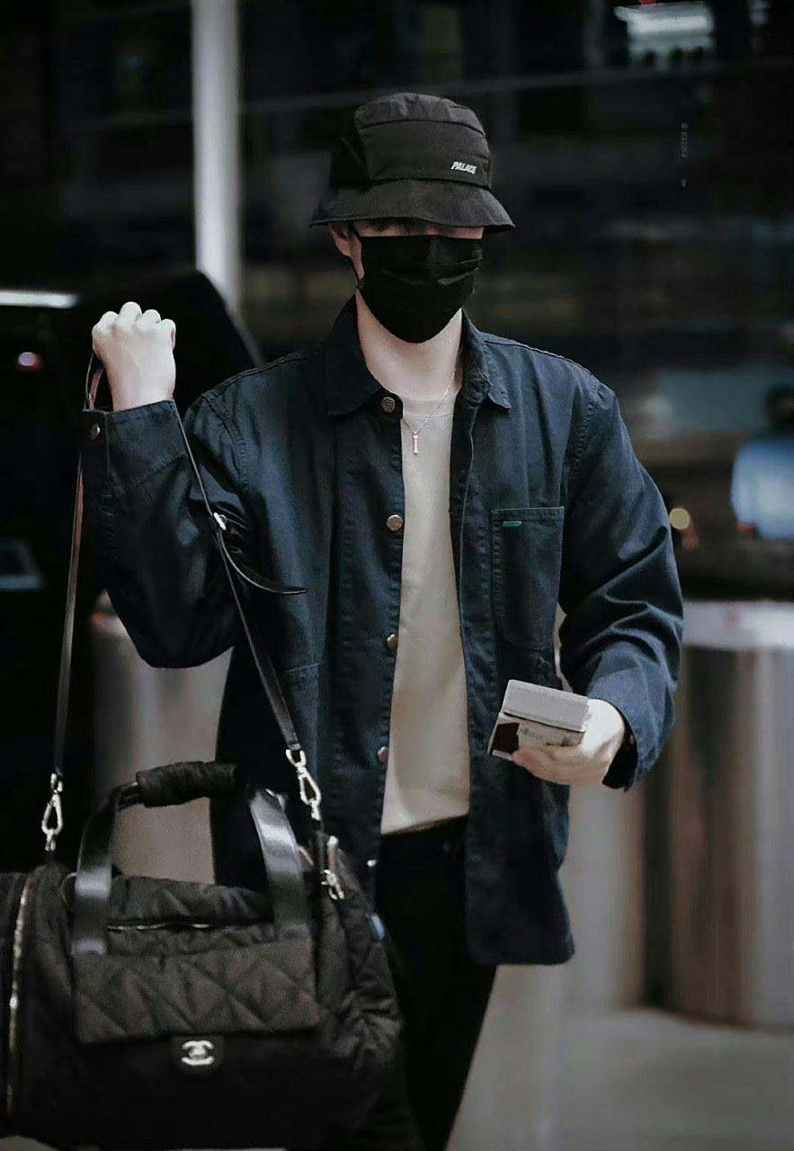 王一博回国路透   王一博参加完香奈儿大秀回国路透9615