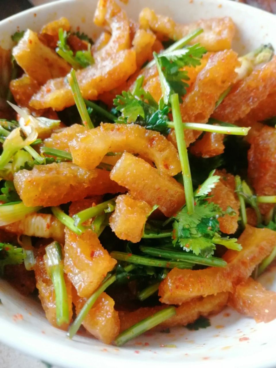 凉拌皮肚 晒干炸好的猪皮(详情请看前面的笔记) 炸好的猪皮用温水泡软