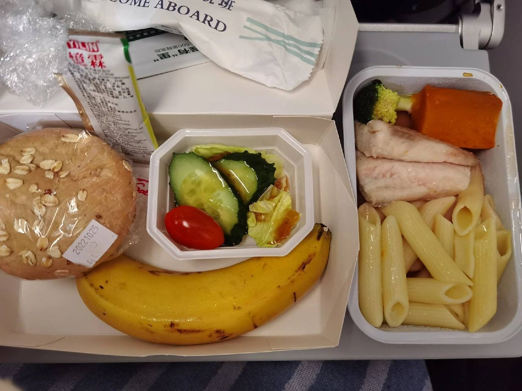 南航机餐1 坐飞机最期待的就是机餐了,我觉得机餐超级好吃 今天吃的是