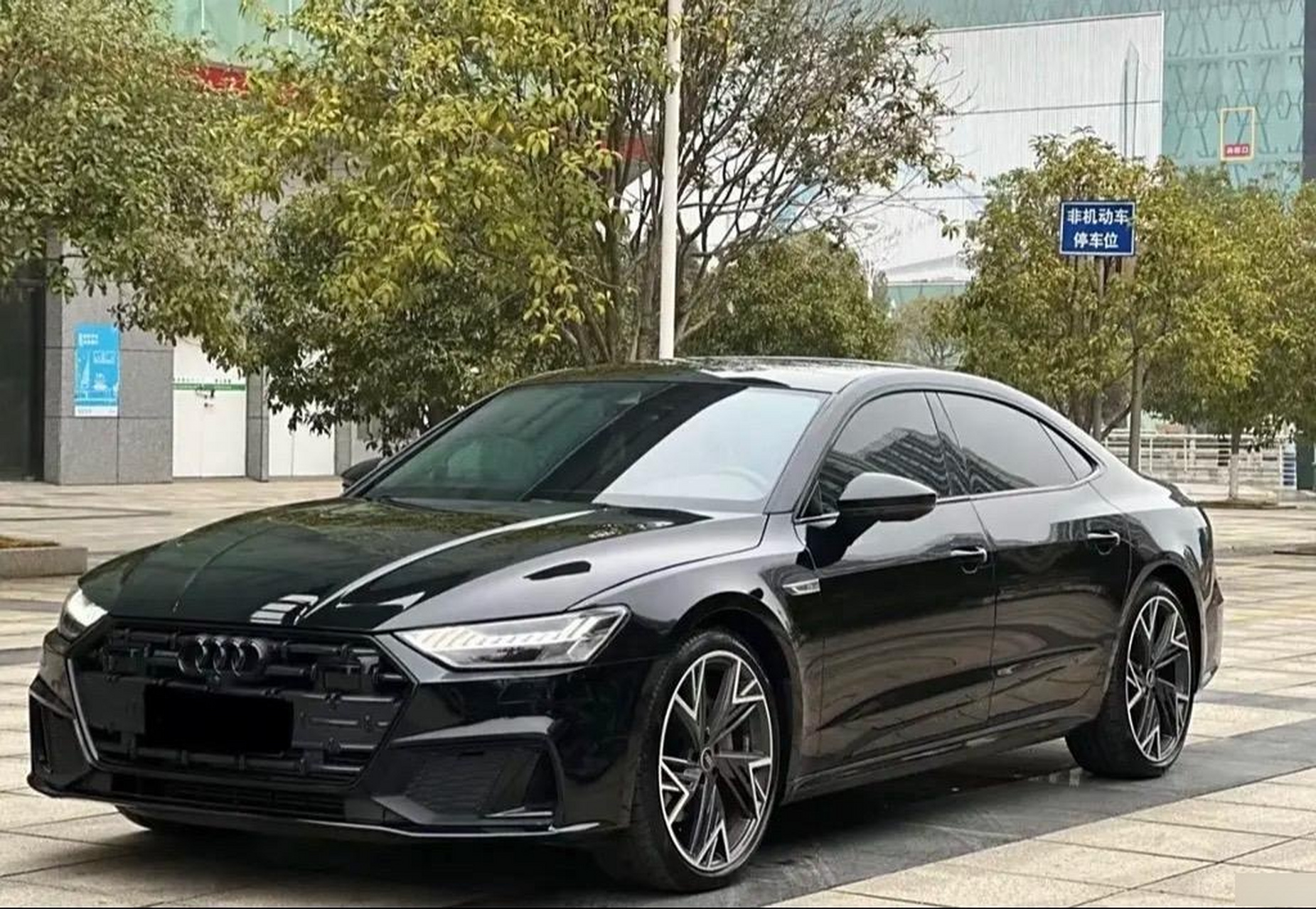 新款上汽奥迪a7l正式上市 2024款 45 tfsi quattro s-line 黑武士版