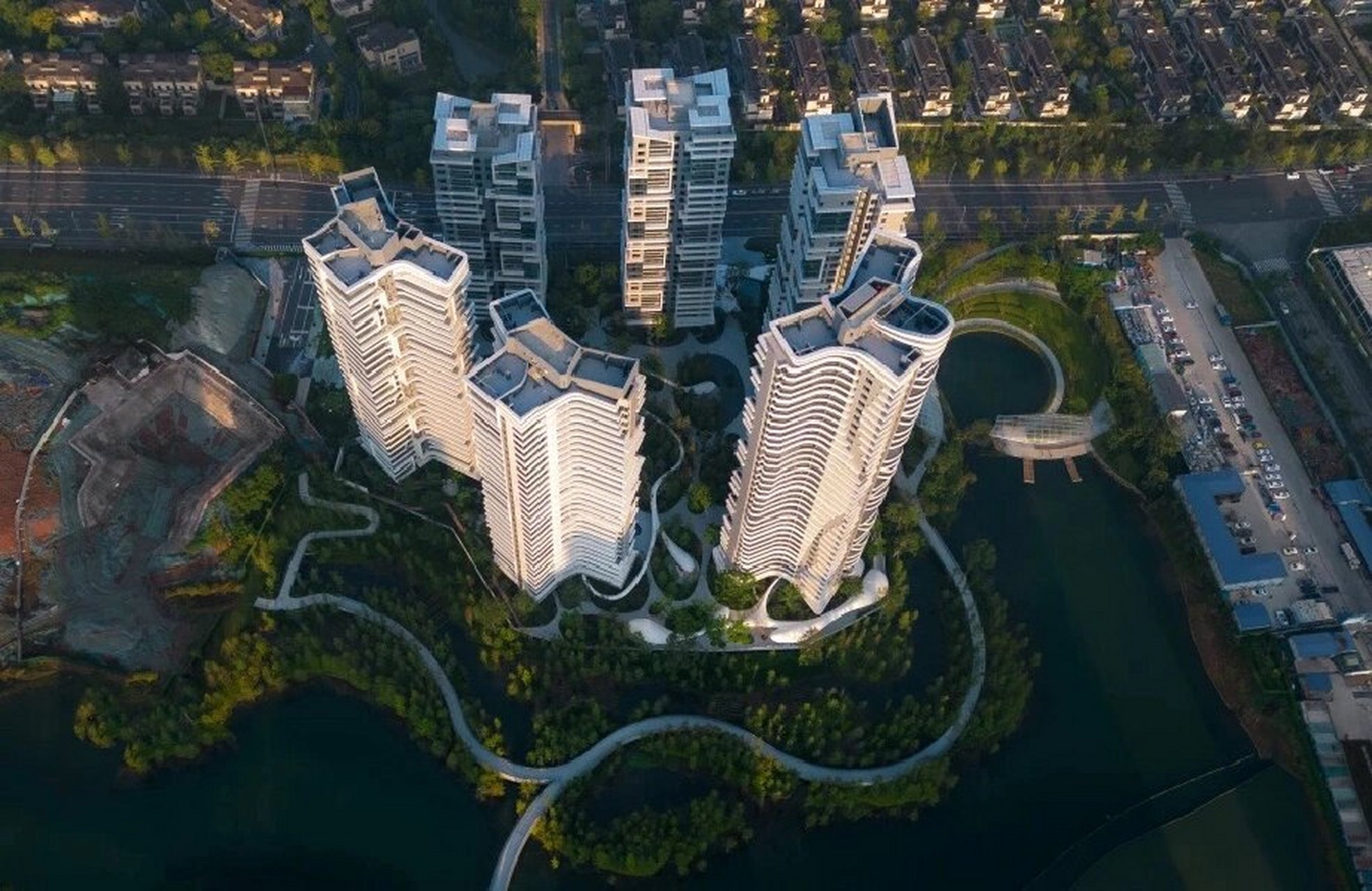 地产景观:成都麓湖生态城·玥港 玥港景观设计以"一片云廊"穿行于水杉