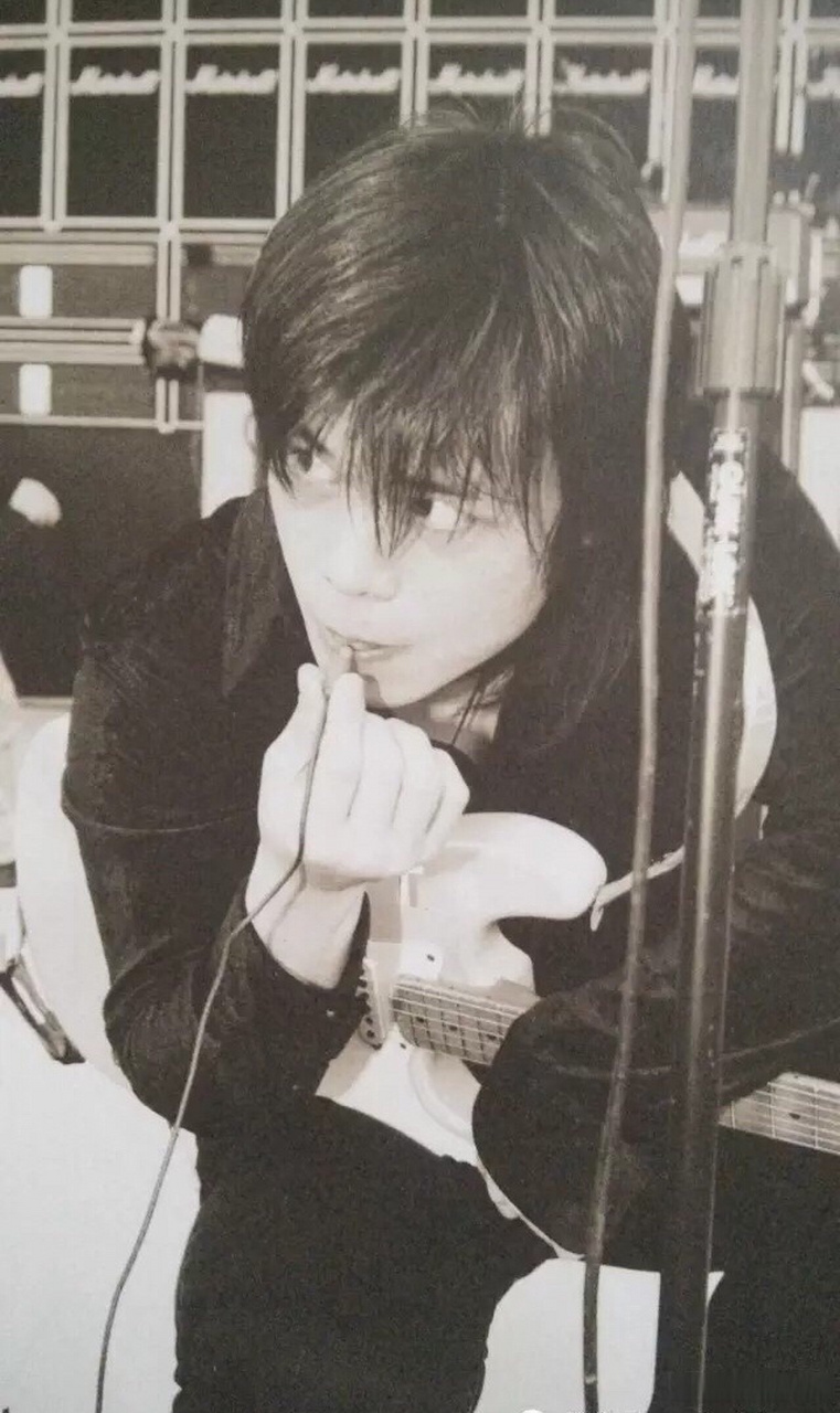 易烊千玺怎么长成了年轻版伍佰的模样98