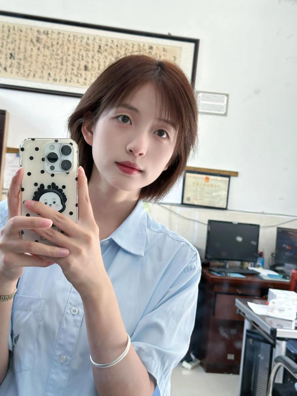 素素的也好看 #短发女生# #我的自拍分享# #ootd# #对镜自拍
