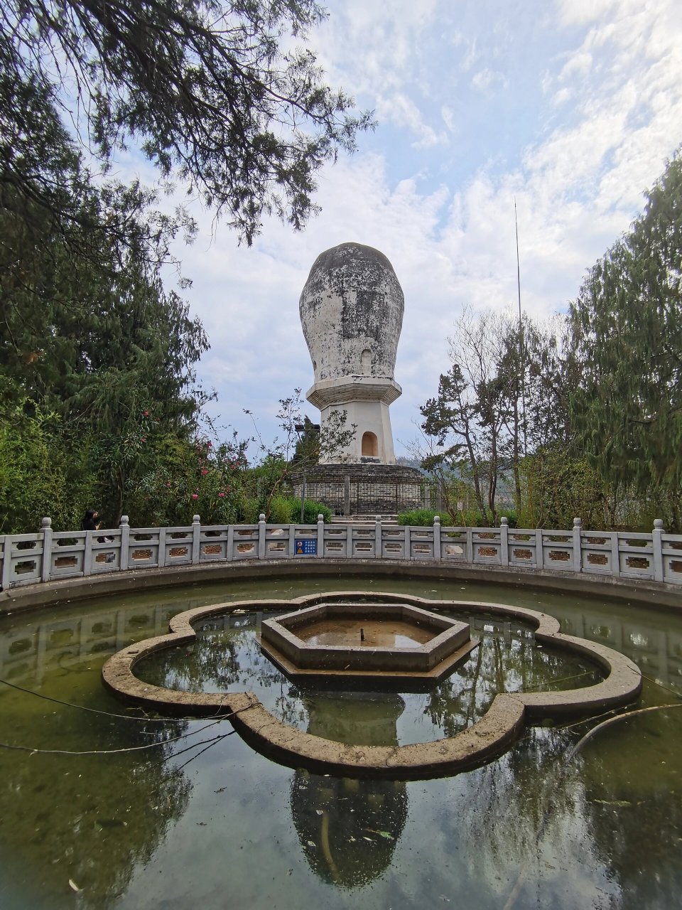 大姚白塔公园 大姚白塔位于云南省大姚县白塔公园中,始建于唐天宝五年