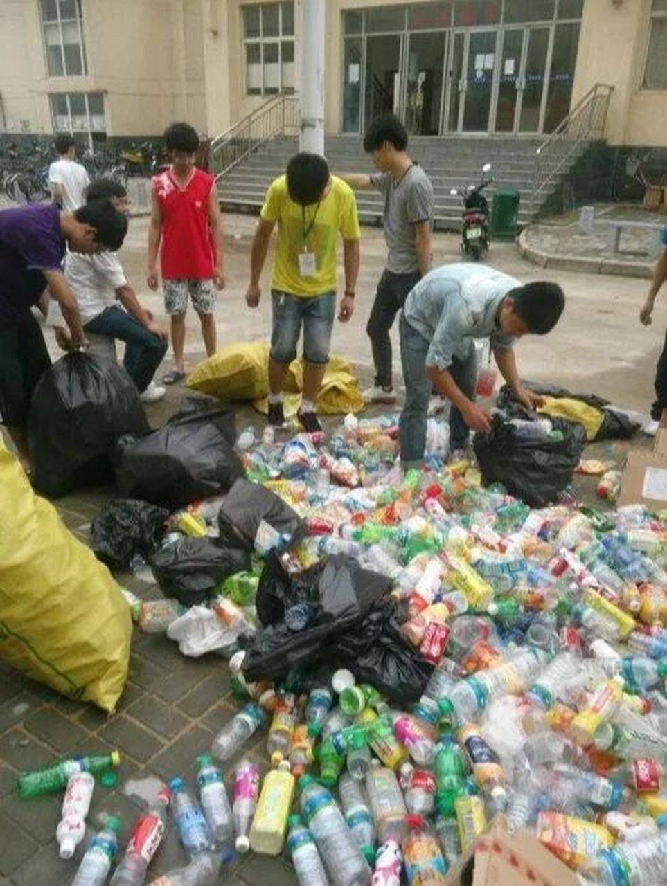 关于废旧回收 回收废旧塑料瓶收益怎么样呢?