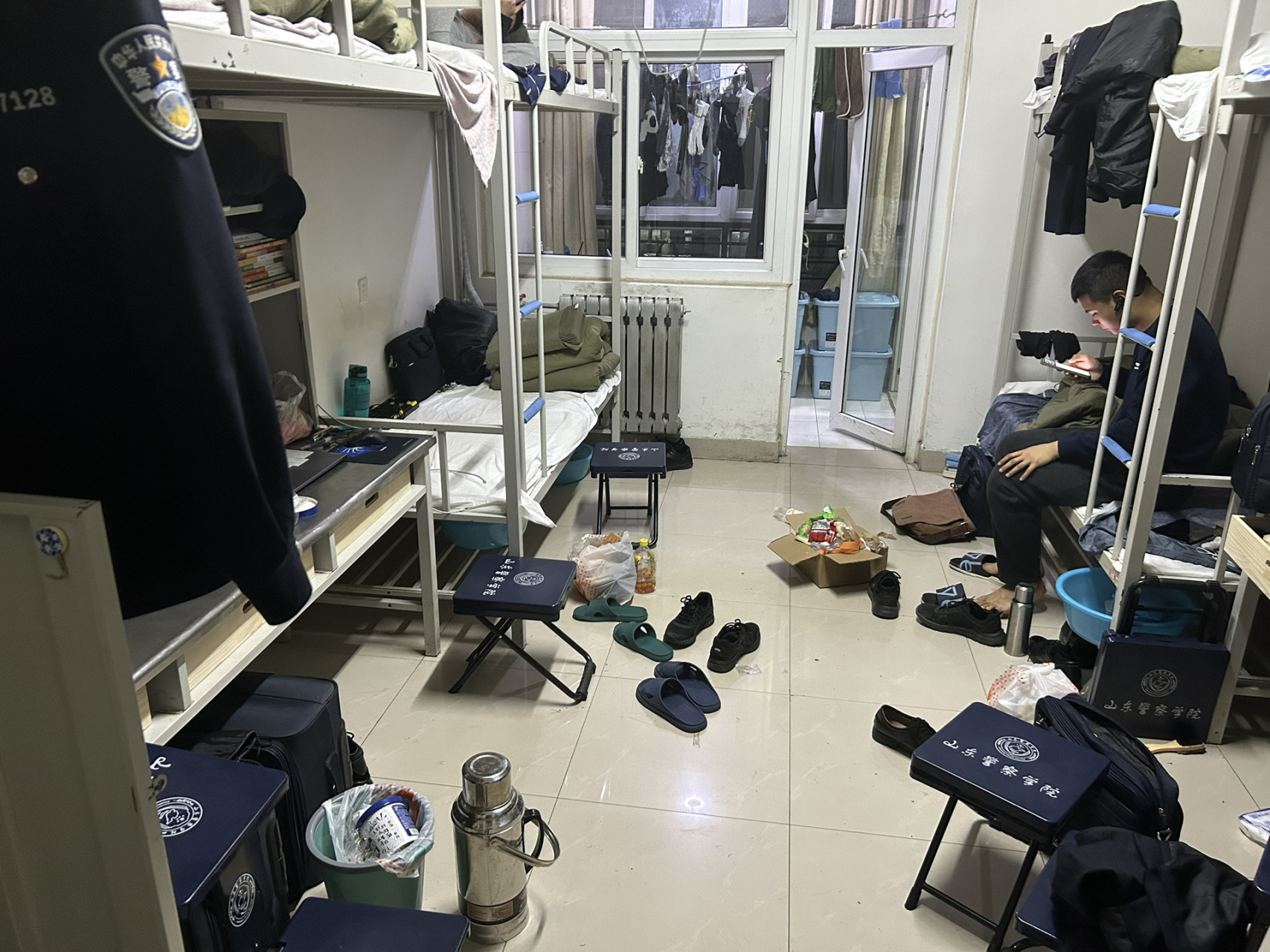 警校生宿舍一夜之间的变化 周天晚上vs周一早上