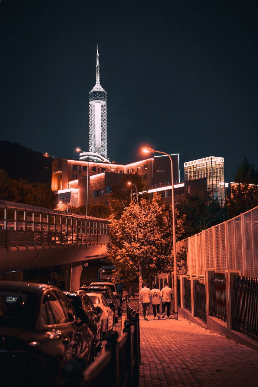 看哪都在 大连观光塔,原名大连广播电视塔,坐落于大连市内劳动公园以