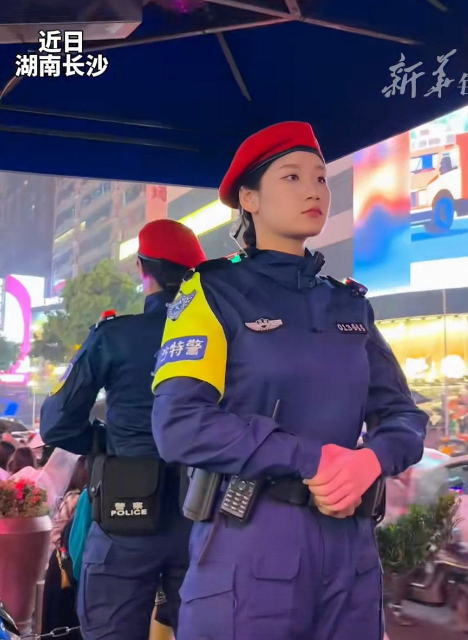 英姿飒爽的长沙女特警,制服越来越好了.红色贝雷帽很有辨识度