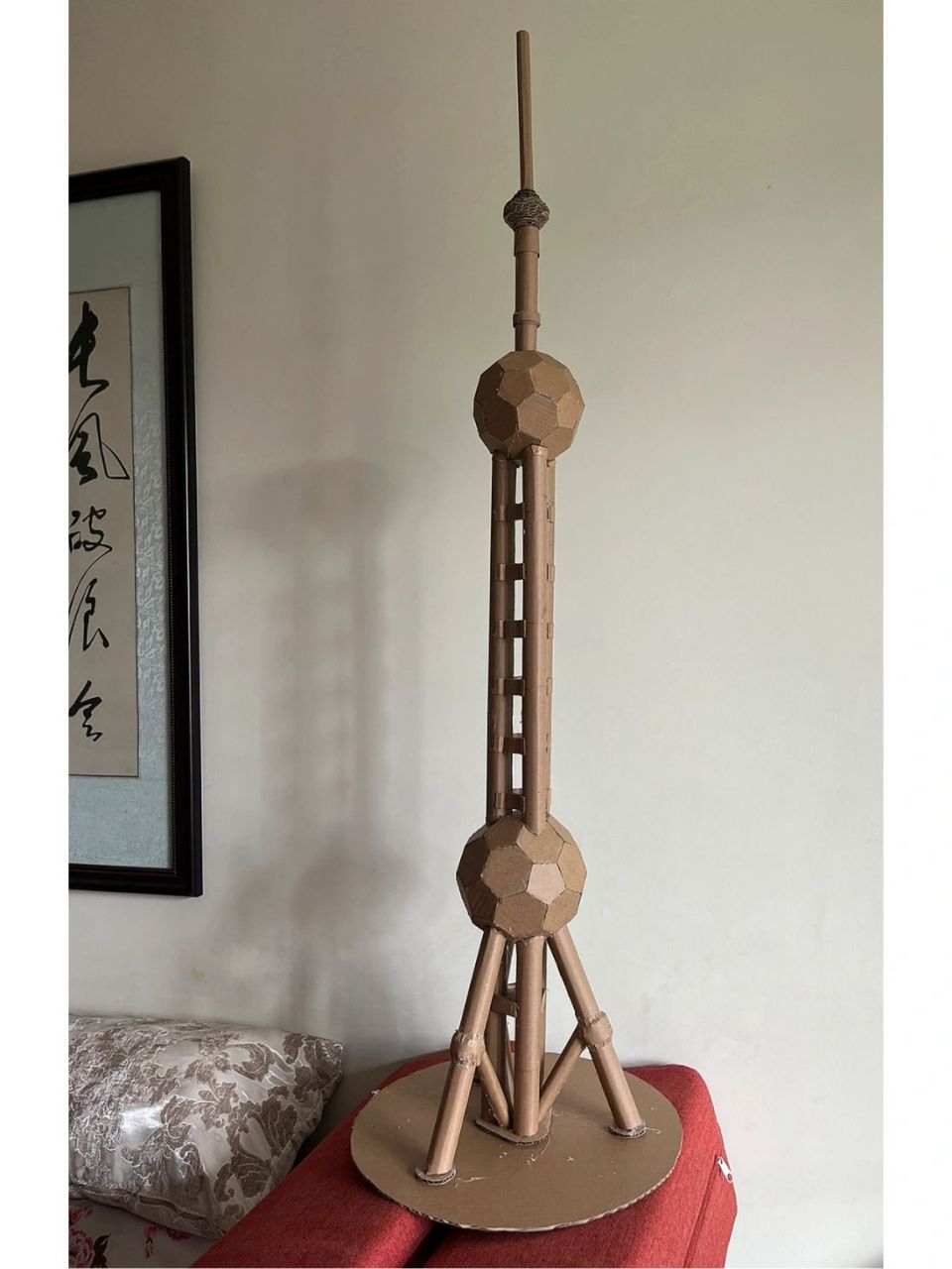 用废纸箱制做的上海东方明珠塔模型.