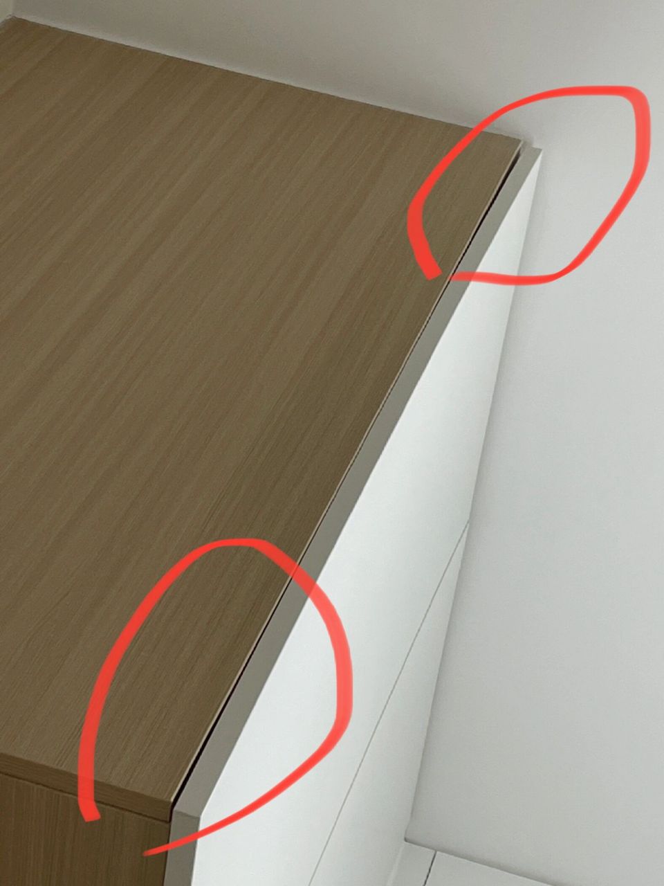 柜门几乎都是这样两头翘起来 该怎么调呢 自己调的话要怎么调呢