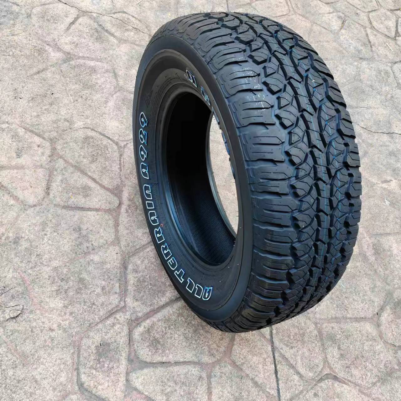 试用了这款大花越野轮胎,真的超耐用!防滑效果也很好,安全性高.