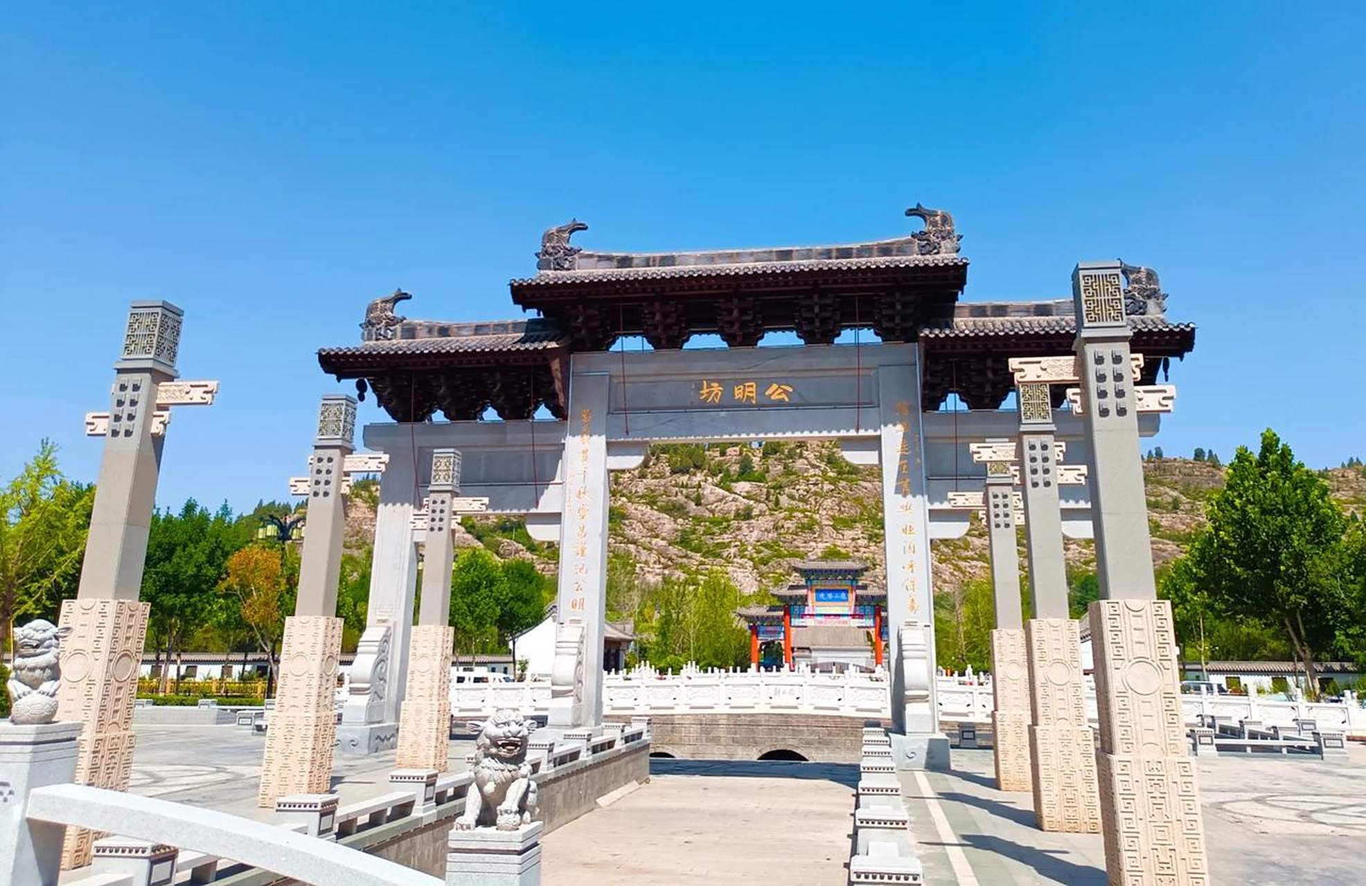 水泊梁山 梁山 位于梁山春园景区对过的公明坊,着实高大上,今天发一期