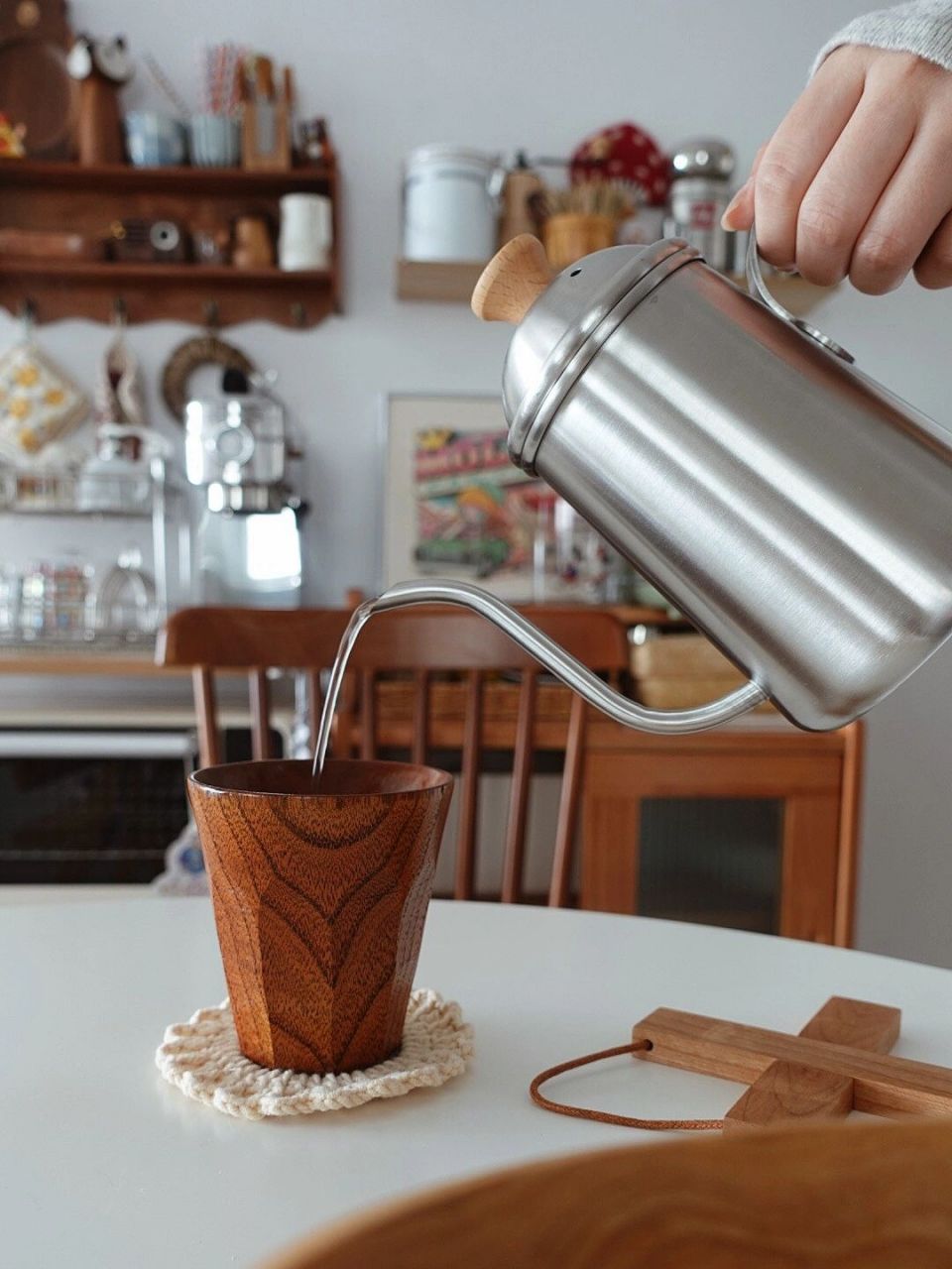 戒咖啡很久了,今天煮了梨子苹果水,煮好倒在手冲壶里,喝的时候幸福感