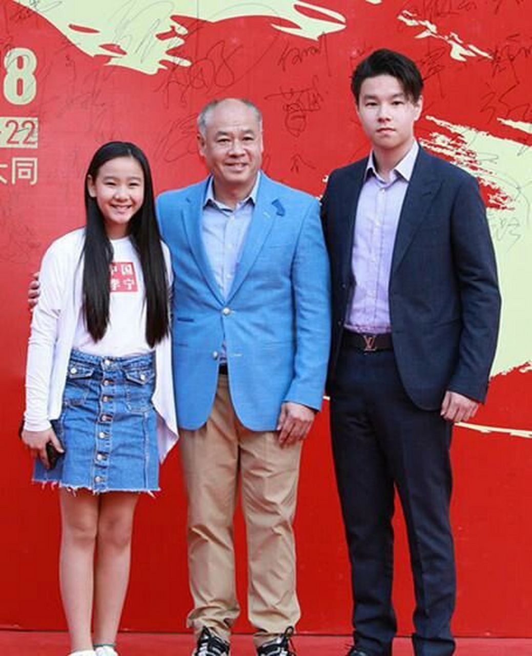 这是"体操王子"李宁与儿子,女儿的合影,两孩子都遗传了父母的好基因