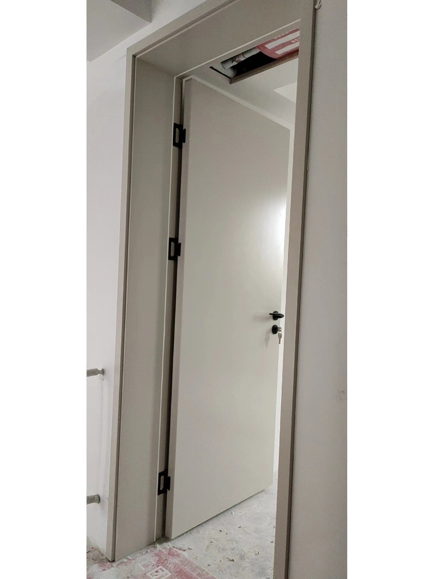 但最后机缘巧合选了浅卡其色的烤漆门,目前看来还不错 最搞笑的是叫我