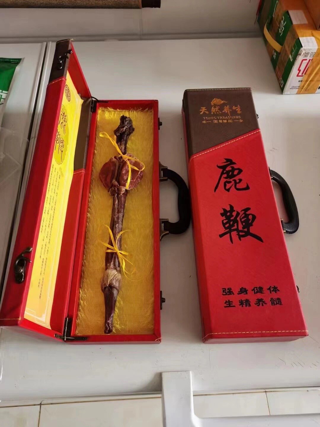 鹿鞭为鹿科动物的外生殖器,即阴茎及睾丸.有补肾,壮阳,益精等作用