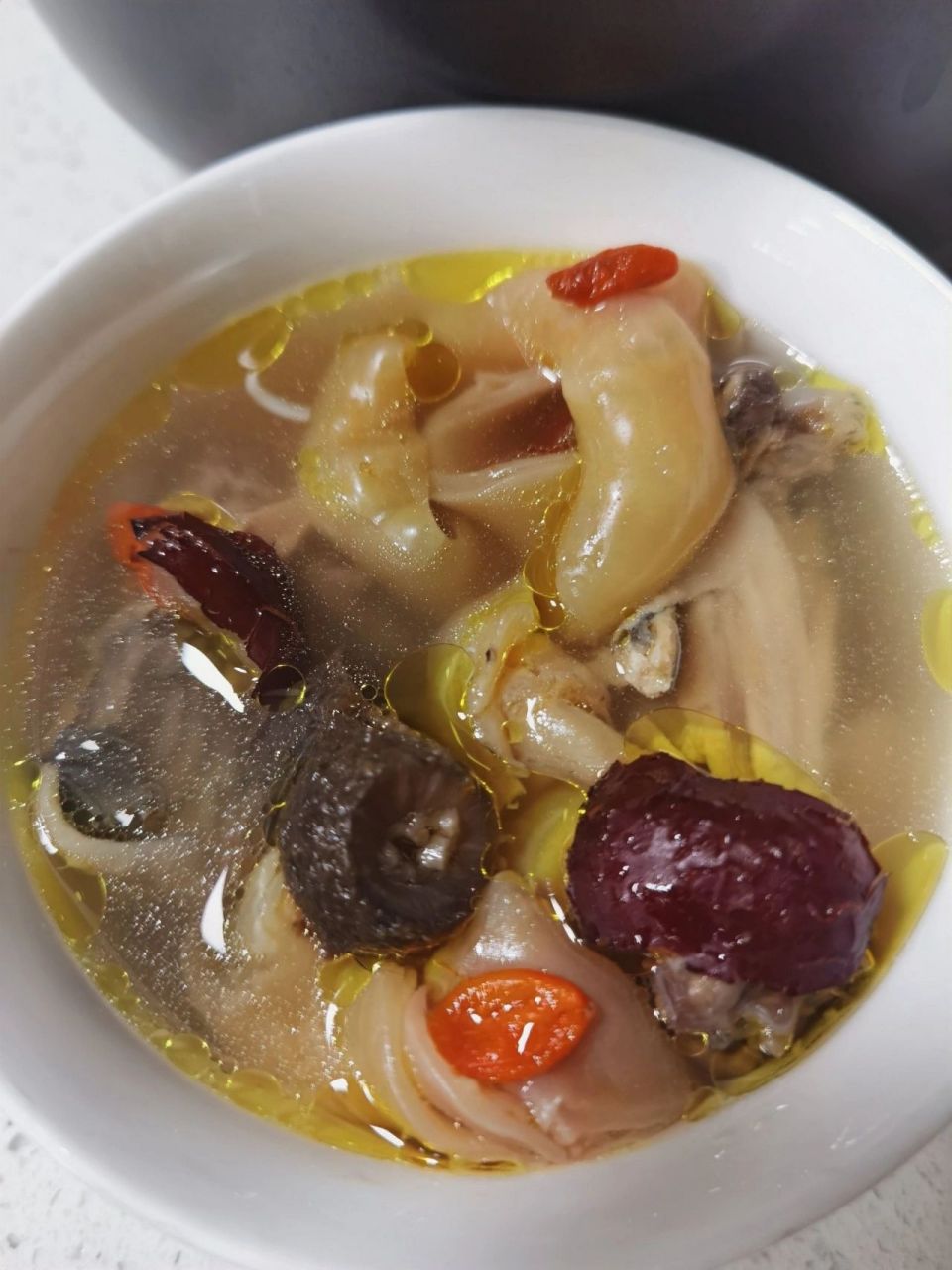 美味又滋补的花胶海参煲鸡汤 | 附泡发 花胶海参煲鸡汤是一道深受女性