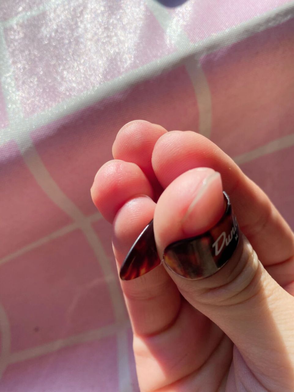 民谣吉他的指甲修剪和保养 很多小伙伴会问,弹吉他需不需要留指甲,要