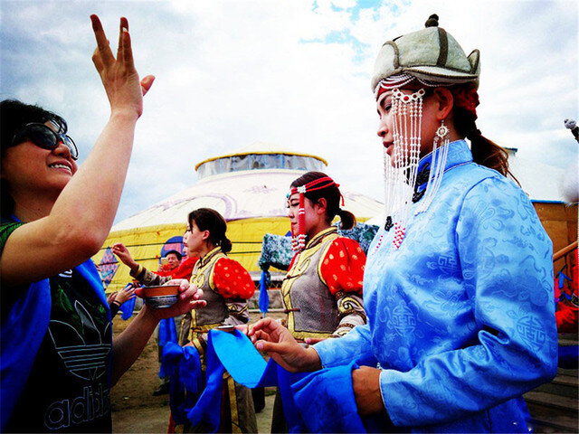 蒙古民俗风情之蒙古族敬酒 蒙古族敬酒"蒙古族斟酒敬客最考究,美酒是