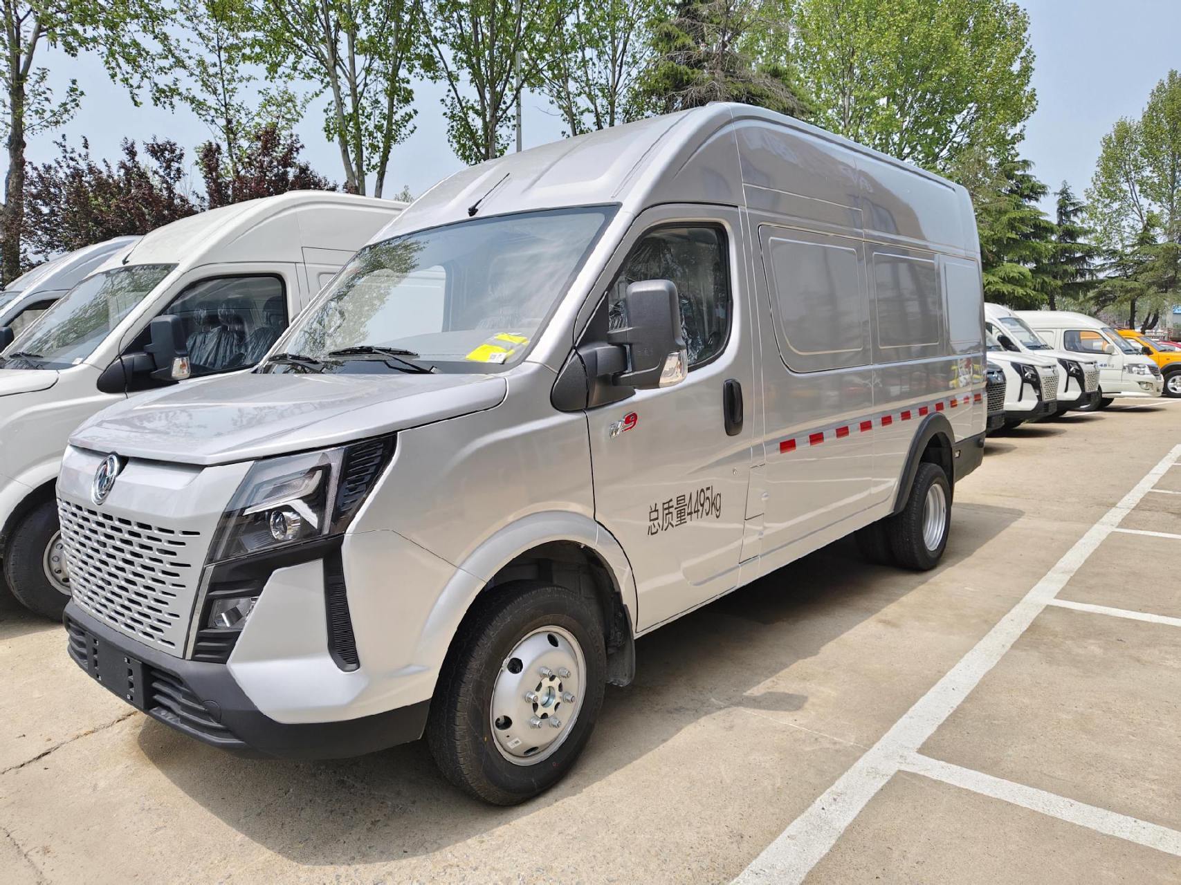 东风御风v9   极限版 外部尺寸  5.995*2.036*2.59 可装12个立方