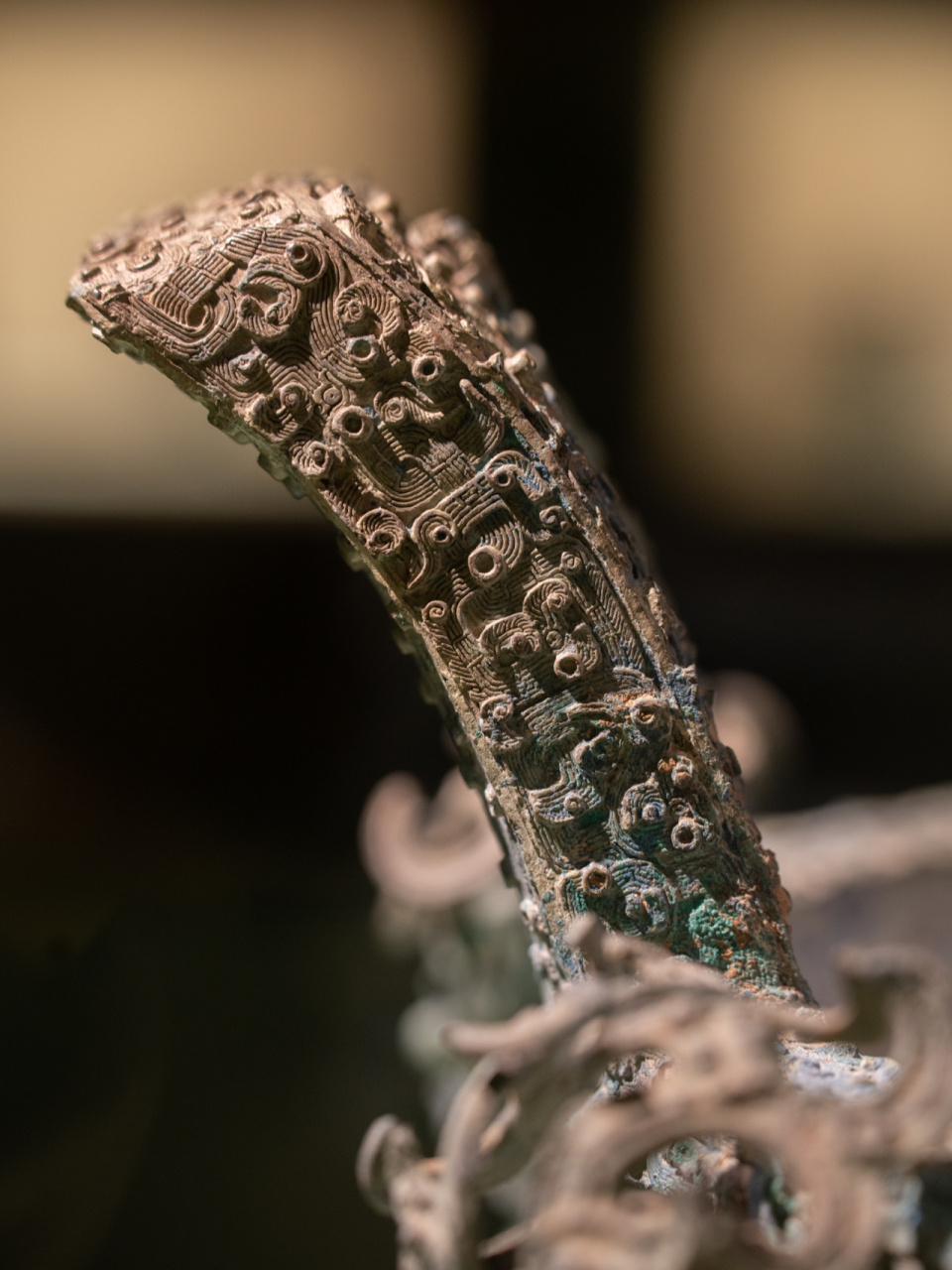 上海博物馆收藏的这件「交龙垂鳞纹鼎」来自春秋晚期,距今约2500年.