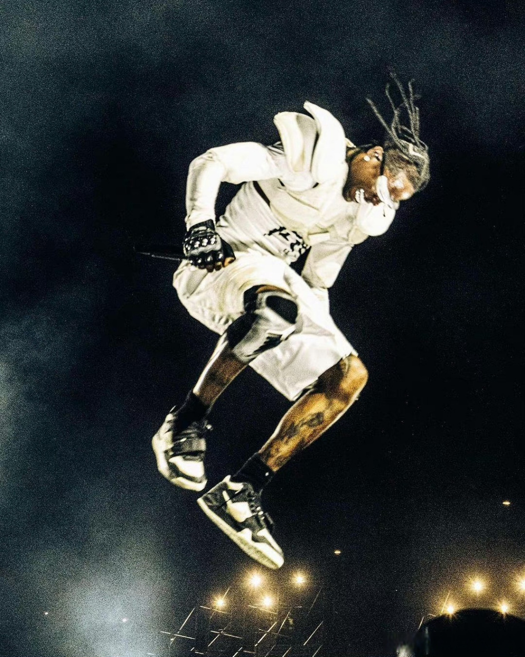 travis scott "utopia"罗马演出引发了人们对地震的担忧!