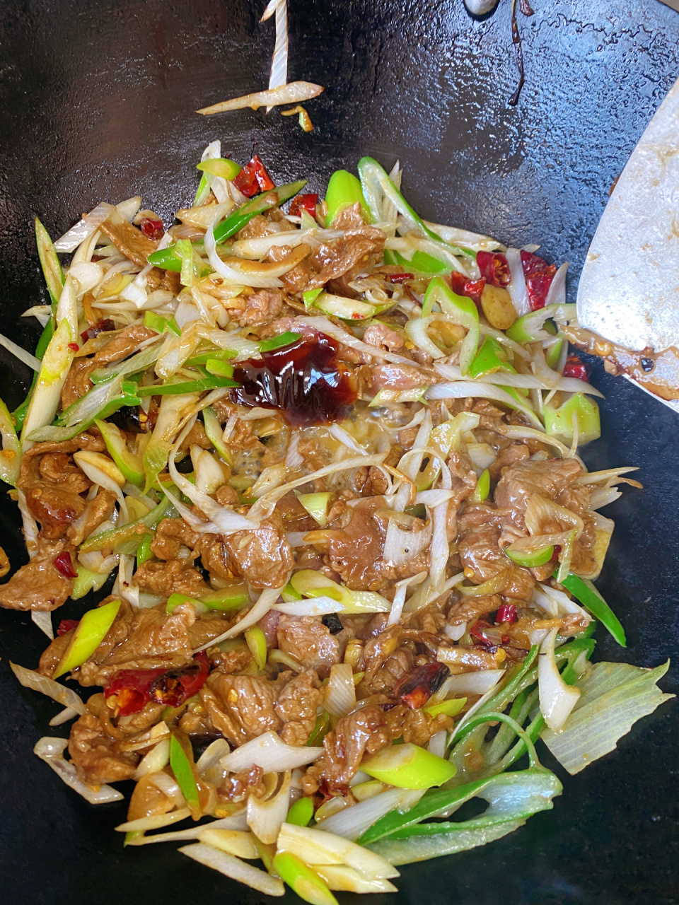 葱爆羊肉做法教程,比饭店的还好吃的葱爆羊 材料 羊腿肉,大葱,蒜头,干