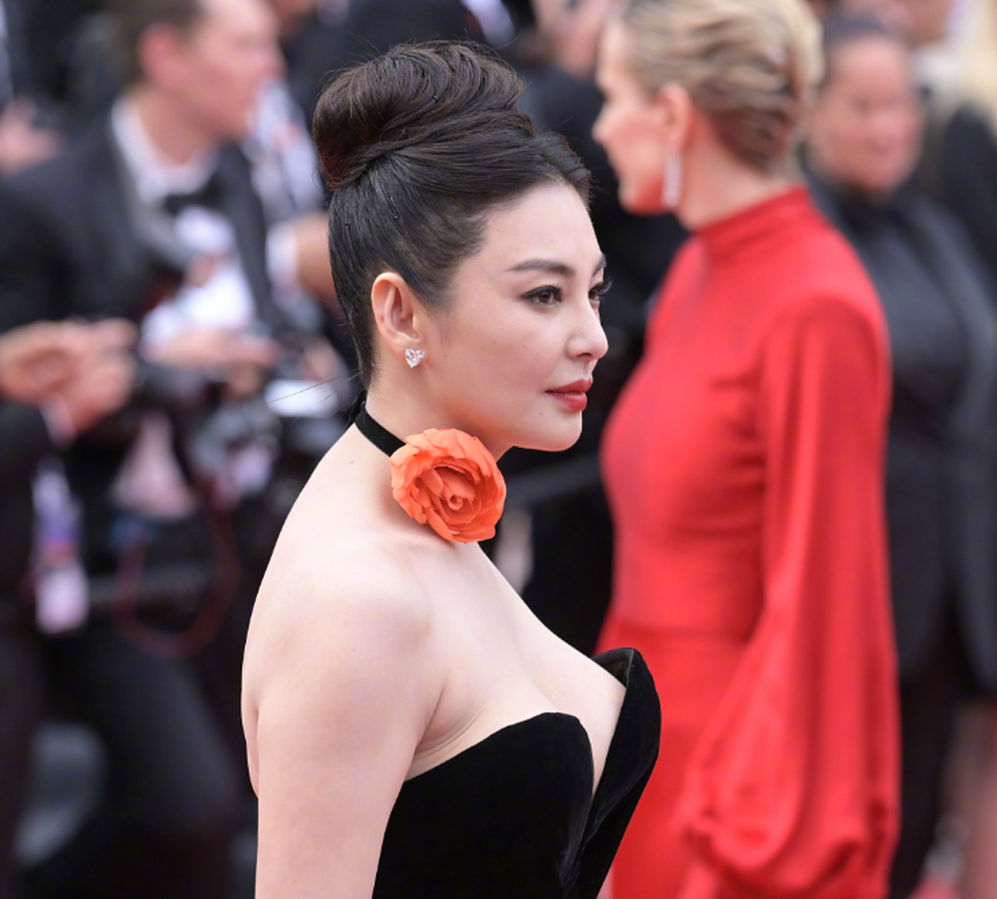 戛纳电影节开幕红毯##张雨绮# 张雨绮依然敢穿,露出了傲人的事蚁哌