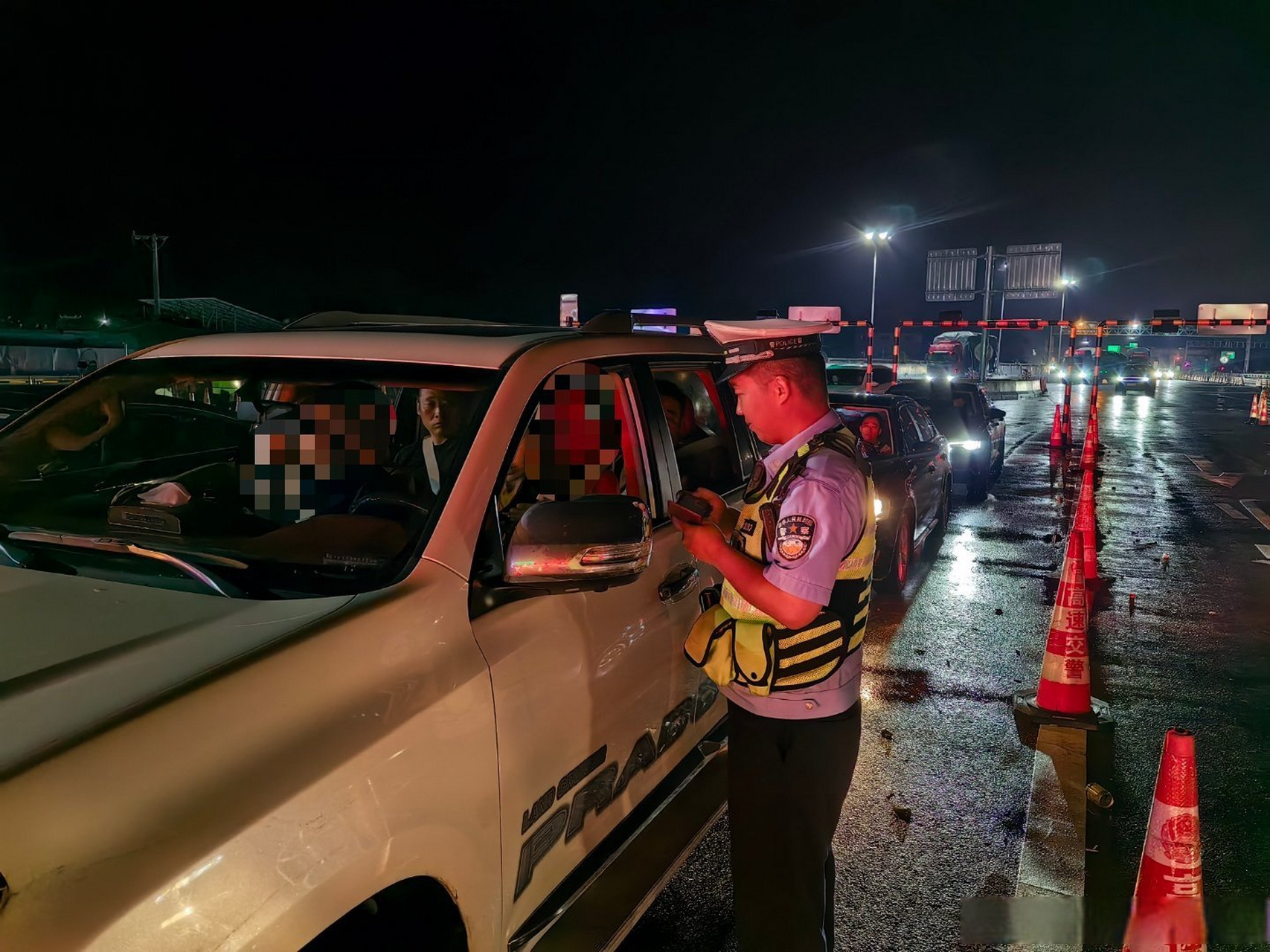 交警夜间查车图片真实图片