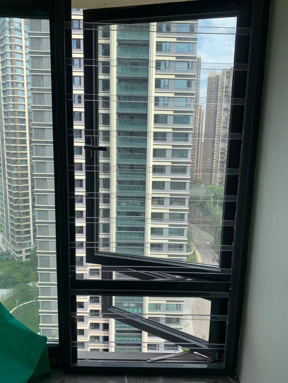 窗户透明防护栏 高透高清,亚克力材质,能承重130斤,非常安全.