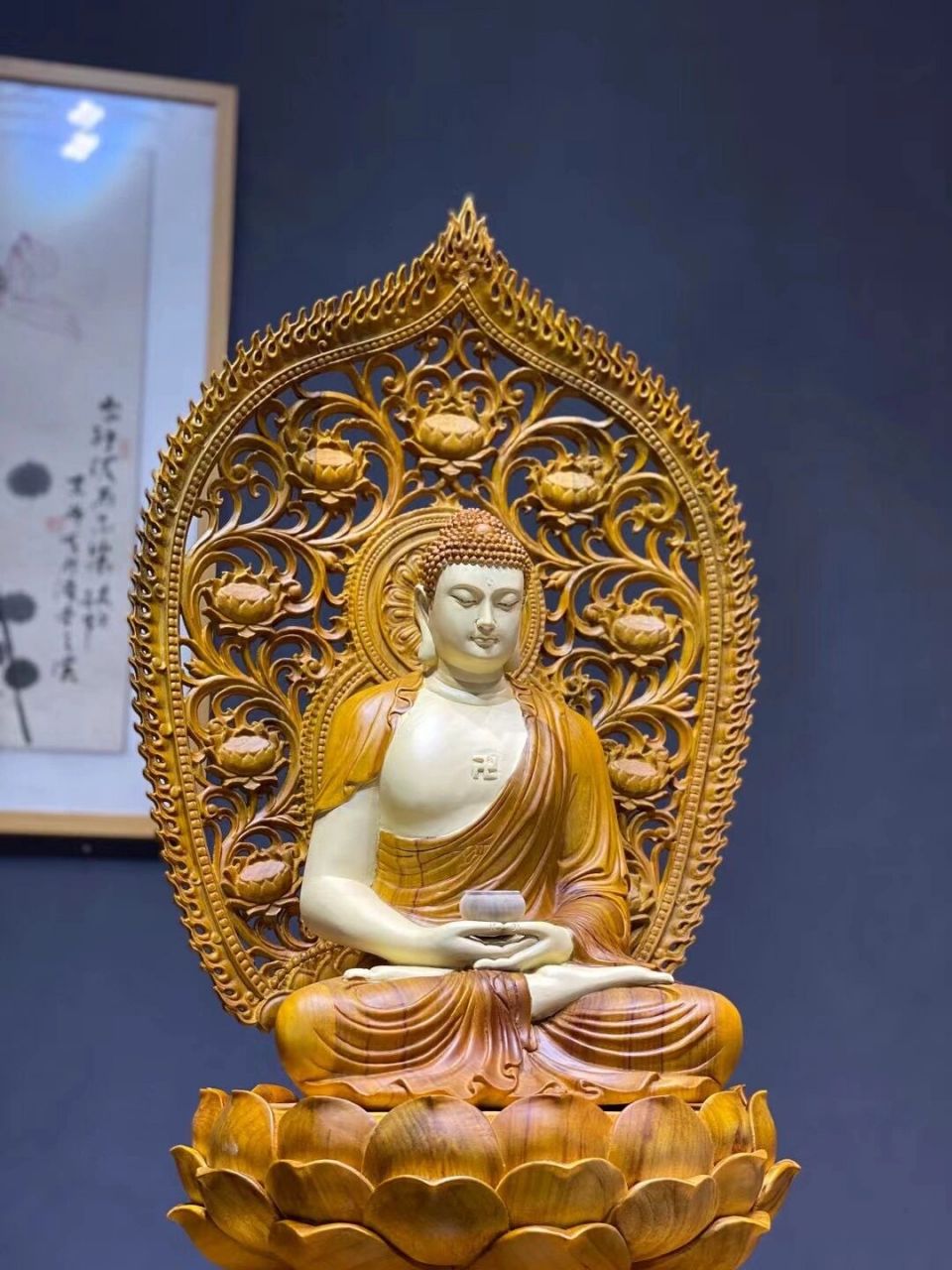 品名】香樟木"释迦牟尼佛" 【简介】雕工精湛,立体感强 神态庄严雍容