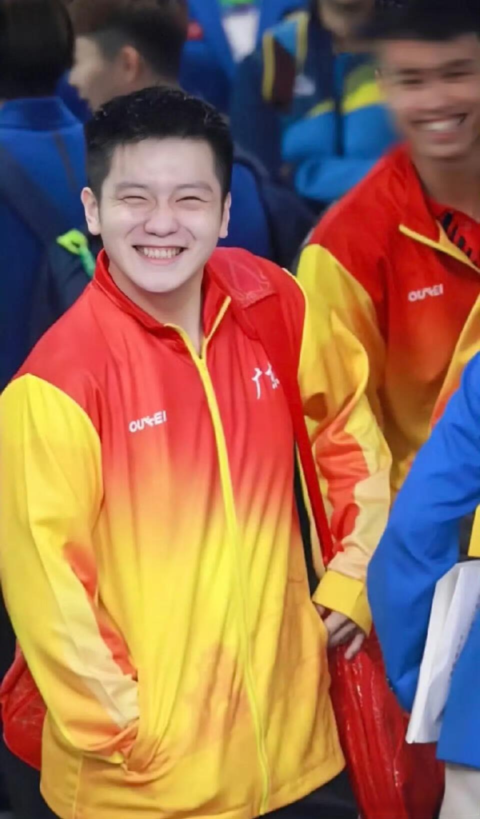 樊振东面对夸夸嘴角比ak还难压# 樊振东的笑容感染力太强了,从他的