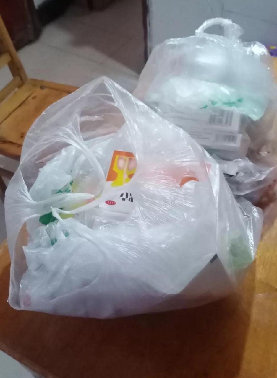 我去年新冠买了不少药,我和老公感染上新冠后,我吃了莲花清瘟,布洛芬