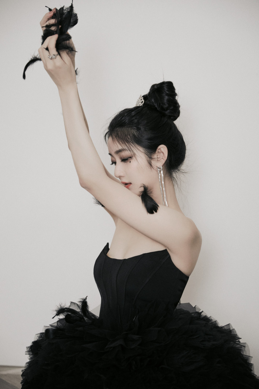 戚砚笛元气公主黑天鹅,黑色抹胸裙,少女感满满