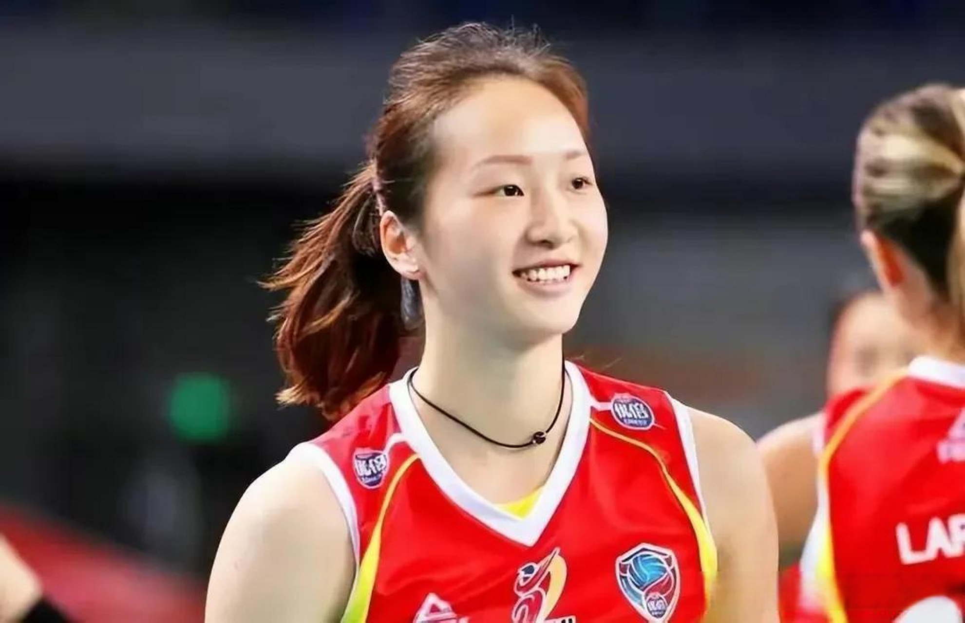 扣球不敢扣,大力发球不敢发力,比刘晓彤的发球差远了.