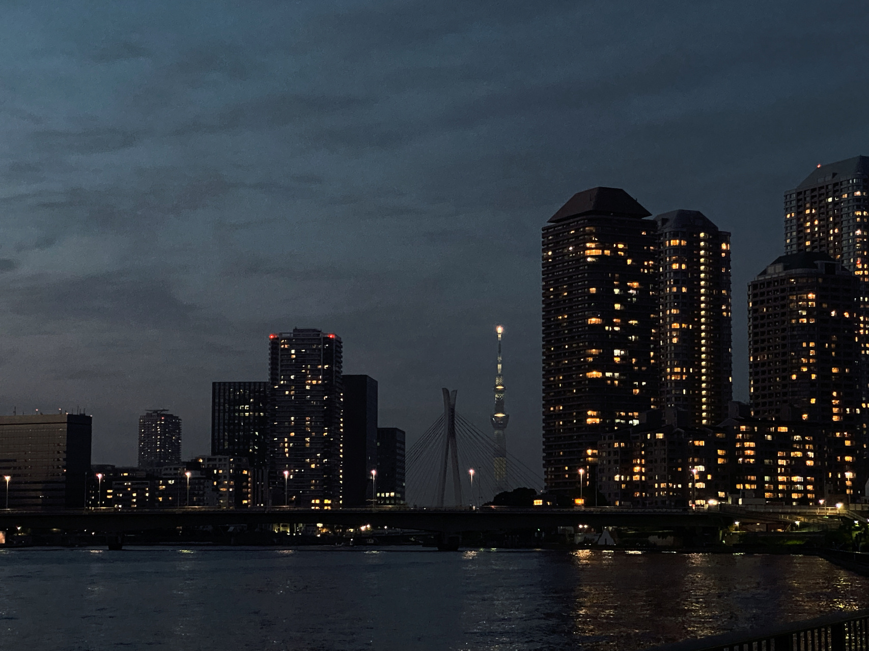 夜晚好漂亮 现在已经要过老年生活了,吃完饭出来溜达溜达可以同时看见