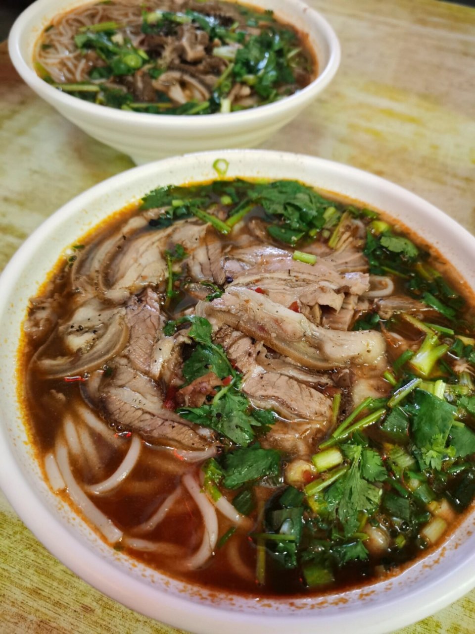 我们点了两碗:羊杂粉和羊肉粉,可以配粗粉或者幼粉.