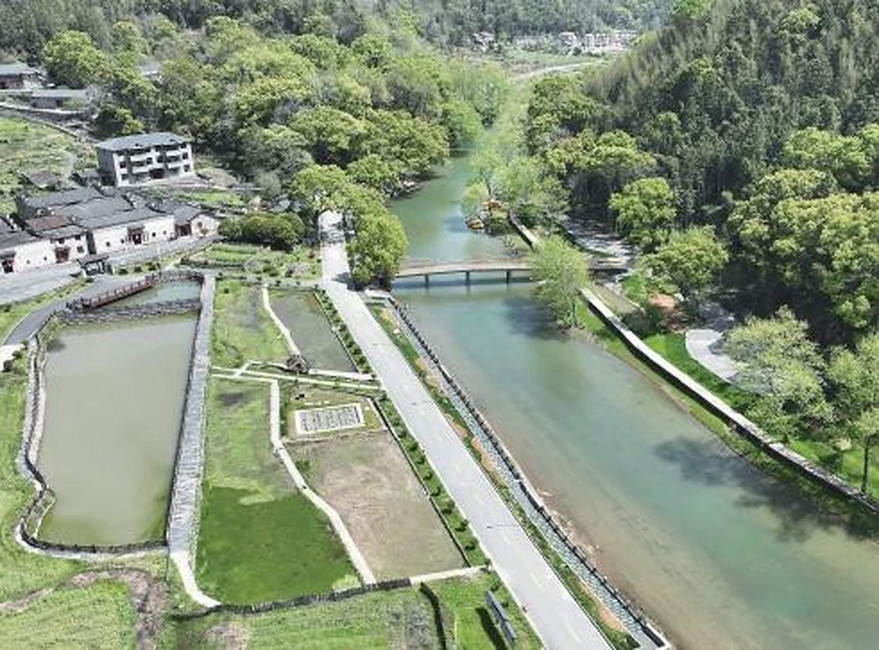 【港背村的"新田园梦"】这是无人机拍摄的江西省靖安县璪都镇港背村.