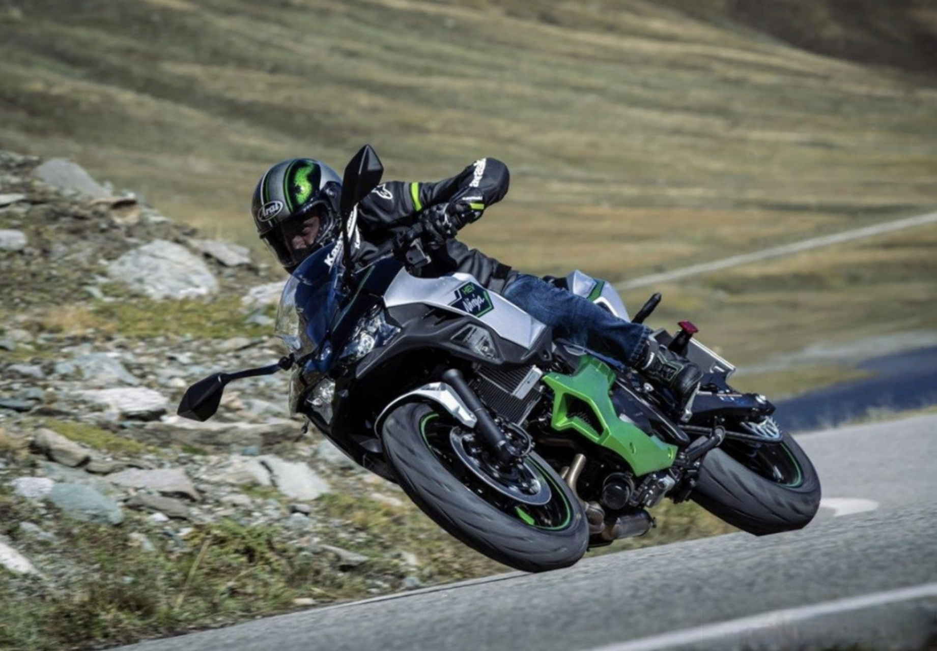 功率能够轻松达到700cc车型水平,所以川崎就自豪地将其命名为ninja 7